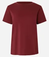 Blusa básica de algodón color tostado, de manga corta con dobladillo y nudo frontal.