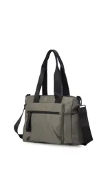 Bandolera morral color verde oliva con cierre principal, asa de mano y correa de galón extensible. Cuenta con múltiples bolsillos externos con cierre en la parte frontal y dorsal, y bolsillos laterales abiertos.