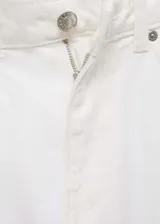 Pantalón de jean blanco, de corte recto, tiro medio y largo cropped.