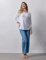 Remera celeste de modal con cuello cuadrado y apliques de aros metálicos.