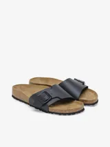Sandalia Birkenstock Catalina, color negro, con hebilla metálica ajustable y plantilla anatómica de corcho y látex.