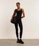 Mono deportivo negro de breteles finos, confeccionado en tejido rib seamless, con escote U y espalda decotada.