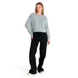 Buzo celeste de corte cropped con cuello redondo y mangas largas. Tiene el logo de la marca bordado en el frente.