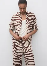 Pantalón de viscosa con estampado de cebra, tiro medio, cintura elástica con cordón y diseño recto.