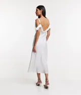 Vestido midi de satén color blanco, con breteles finos regulables y escote recto con detalle drapeado.
