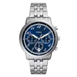 Reloj Fossil plateado con esfera azul y tres subesferas. La correa es de acero plateado con cierre de hebilla desplegable.