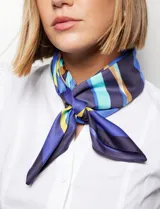 Pashmina cuadrada de satén estampado con diseño de ondas en tonos azul, celeste, marrón y amarillo.