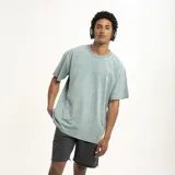 Remera celeste de corte holgado con cuello redondo y mangas cortas.