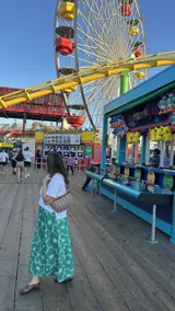 Falda midi verde con estampado de flores grandes y cintura alta.