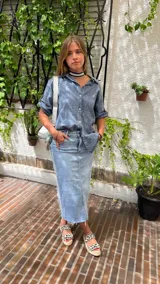 Falda de jean largo midi con detalle desflecado a los lados y tajo trasero.