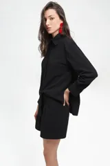 Short negro de algodón con tablones delanteros, diseño de tiro medio y corte holgado.