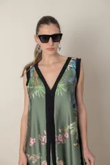 Vestido largo rojo con estampado floral, escote en V y vivos negros.