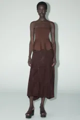 Top marrón de escote recto y hombros descubiertos con peplum en el bajo.