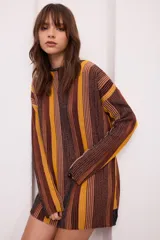 Minivestido de tejido de punto a rayas verticales en tonos marrón, ocre y dorado con lurex. De corte holgado y manga larga.