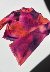 Top de malla traslúcida con cuello alto y mangas largas, con estampado abstracto en tonos fucsia, naranja y violeta.