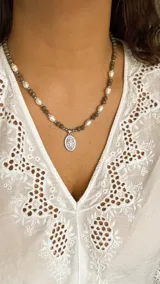 Collar de cuentas grises y perlas blancas con dije de la virgen milagrosa plateado.
