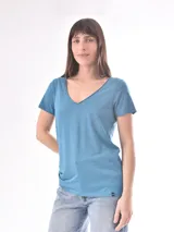 Remera negra de corte clásico con cuello en V y mangas cortas.