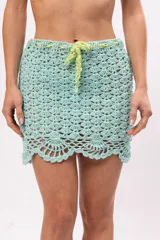 Minifalda tejida a crochet color celeste agua, con cintura con cordón ajustable color verde lima.