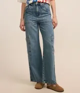 Pantalón cargo de jeans con lavado dirty, corte holgado, bolsillos laterales y trabillas en la cintura.