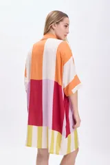 Vestido camisero corto de viscosa con estampado de rayas verticales en tonos naranja, blanco, rojo, lila y amarillo.