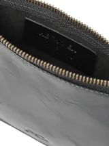 Sobre de cuero sintético color negro con cierre superior y correa de mano extraíble.