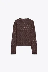 Camiseta negra de encaje con cuello alto y mangas largas.