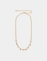 Collar corto dorado con cadena de eslabones y dijes colgantes de metal y perlas sintéticas.