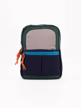 Mochila pequeña para preescolar, con diseño color block en tonos verde oscuro, azul marino, gris claro y detalles en naranja. Presenta un compartimento principal con cierre y un bolsillo frontal con cierre azul.