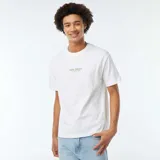 Camiseta blanca de manga corta con cuello redondo y estampado en el pecho con la leyenda "San Diego".