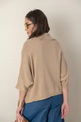 Blusa italiana tejida color beige, con cuello polo, mangas murciélago y corte holgado.
