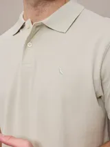 Chomba azul marino de piqué de algodón con cuello clásico y tapeta de dos botones. Logo bordado en el pecho. Corte clásico.