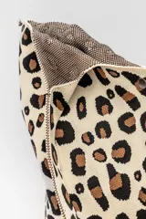 Bolso tipo tote con estampado animal print cebra en tonos marrón y negro.