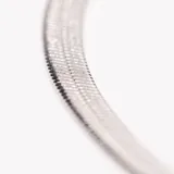 Cadena de acero de diseño delicado y ajustable, ideal para complemento de outfits.