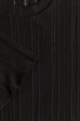 Top negro de punto acanalado con corte holgado, cuello redondo y mangas cortas con ribete sobrehilado.