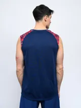 Musculosa de entrenamiento azul con detalles estampados en hombros y logo del Club Nacional de Football en el pecho.