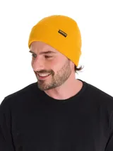 Gorro de lana amarillo con logo negro en el lateral.