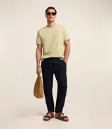 Remera de hombre color verde grisáceo, de manga corta y cuello redondo, confeccionada en algodón peruano.