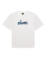 Remera blanca de manga corta con estampado frontal de la marca Deus Ex Machina en color azul.