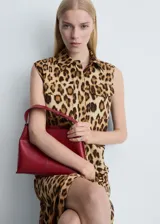 Vestido midi sin mangas con estampado animal print, cuello camisero y cierre frontal con botones.
