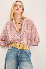 Camisa de voile de algodón con cuello redondo y combinación de estampas paisley a tono.