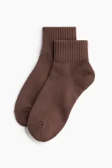 Pack de tres pares de medias deportivas tobilleras en tejido funcional DryMove™ que ayuda a absorber el sudor.