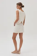 Minifalda de lentejuelas color blanco sobre base de terciopelo ligero.