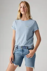 Remera celeste de algodón con bolsillo en el pecho y pequeño bordado de flores.