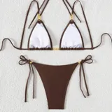 Conjunto de bikini marrón chocolate con corpiño triangular con tirantes finos y detalle de cuentas doradas, y bombacha con tiras laterales ajustables.