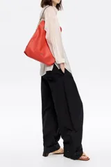 Bolso de mano mediano Bimba y Lola, color marrón, de estructura blanda con asa extraíble y logo metálico.
