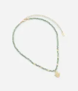 Collar corto con cuentas verdes y doradas, y dije de Mano de Fátima dorada.