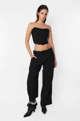 Corset sastrero negro elastizado al cuerpo, strapless con doble tira de ganchos lenceros en delantero. Recortes con ballena en interior y panal con elásticos en espalda.