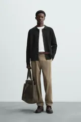 Cárdigan negro de lana y algodón, corte regular fit, con cuello solapa, manga larga, terminaciones en rib y cierre frontal con botones.