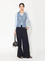 Pantalón de poplin 4way color azul marino, de corte wide leg, con lazo y elástico en la cintura, hebillas de enganche personalizados, presillas en la cintura, cierre a tono, gancho pantalonero, botón interno teñido a tono de tela, aberturas laterales inferiores, bolsillos laterales y bolsillos ojales en espalda.