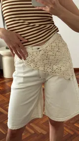 Bandana de crochet color marrón con tiras para atar a la cadera, cabeza o donde se desee.